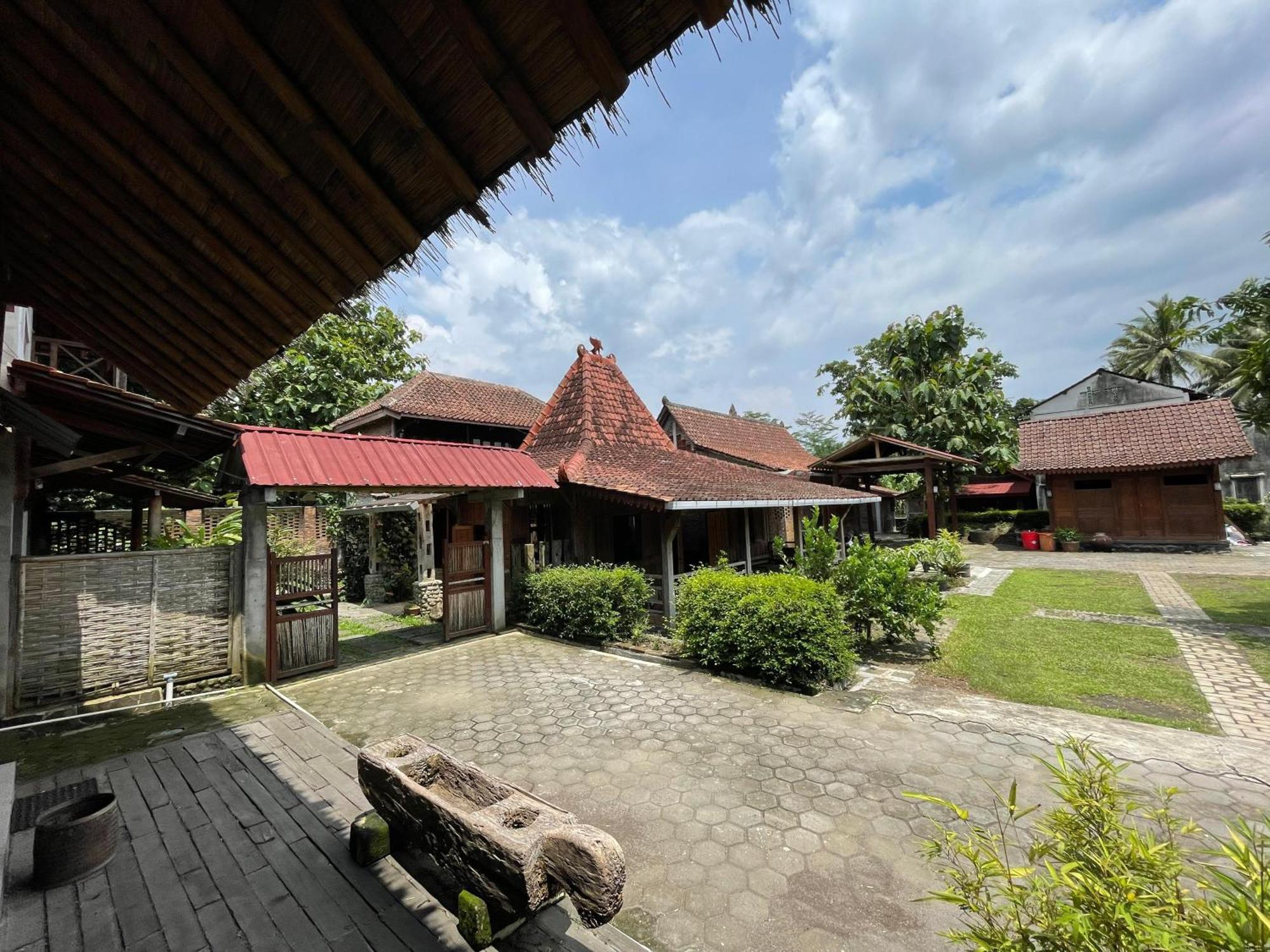 Saka Homestay Boutique & Cafe Magelang Exterior photo